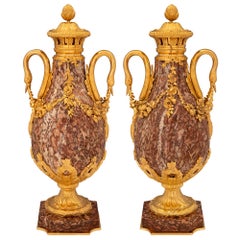 Paire d'urnes à couvercle en marbre et bronze doré de style Louis XVI du 19ème siècle français