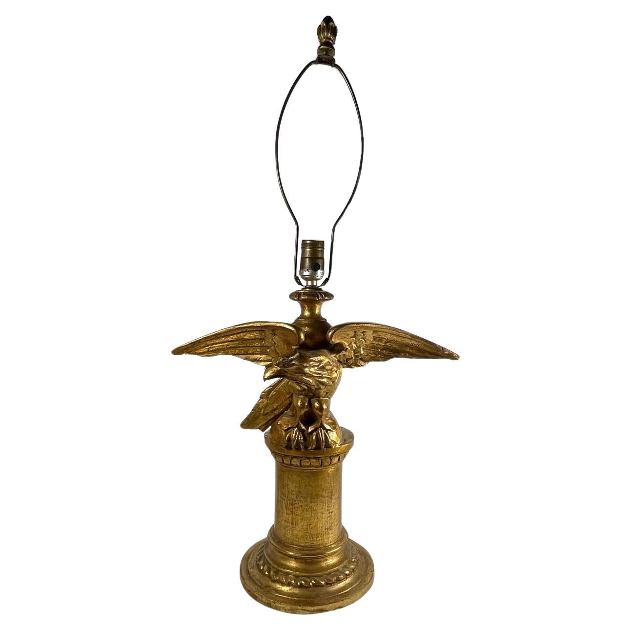 Lampe de bureau vintage néoclassique en bois doré sculpté à la main en forme d'aigle.