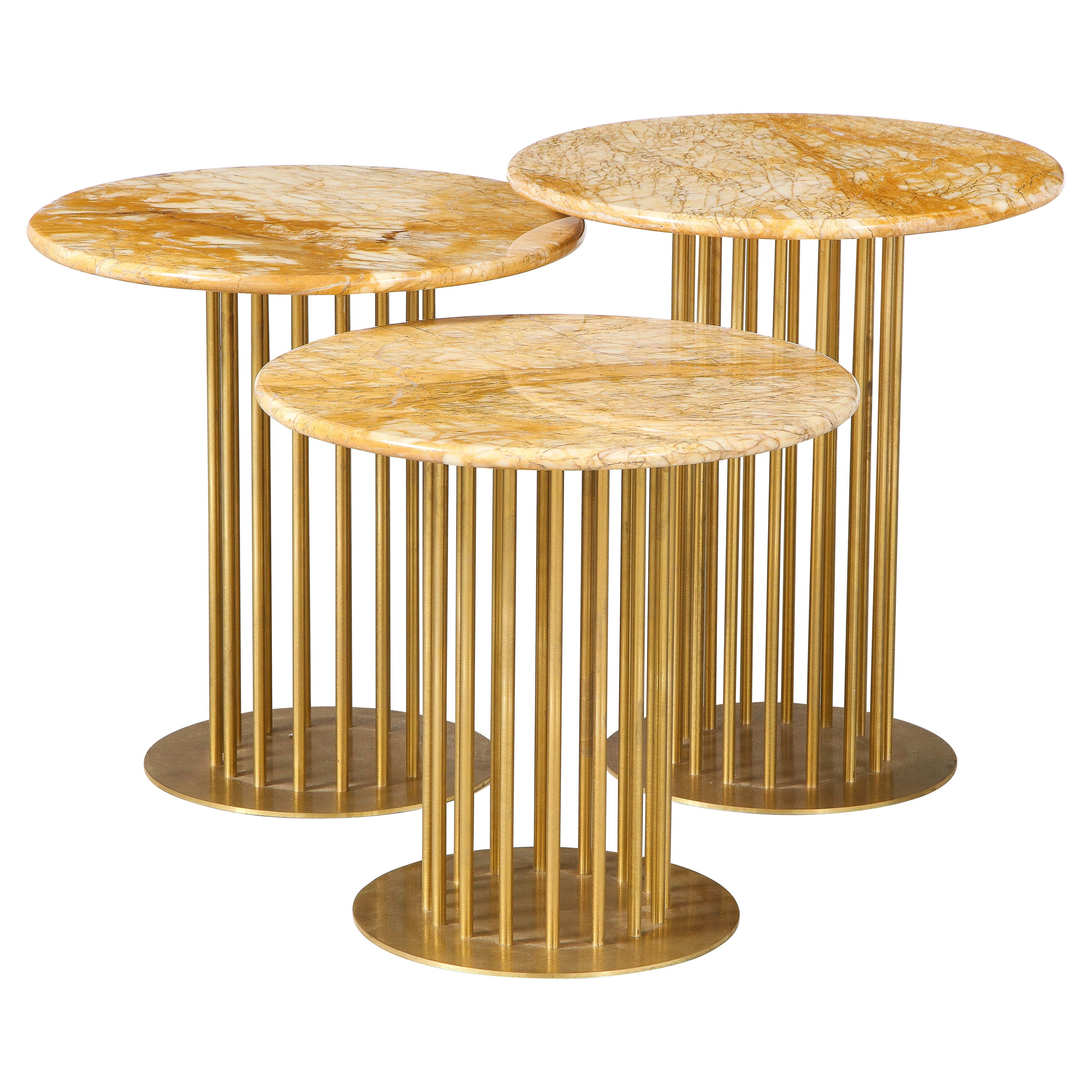 Ensemble de trois tables d'appoint contemporaines en laiton et marbre