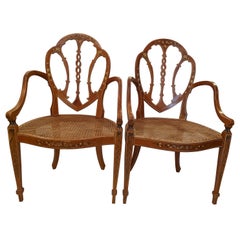 Jolie paire de fauteuils de style Adams avec sièges cannés
