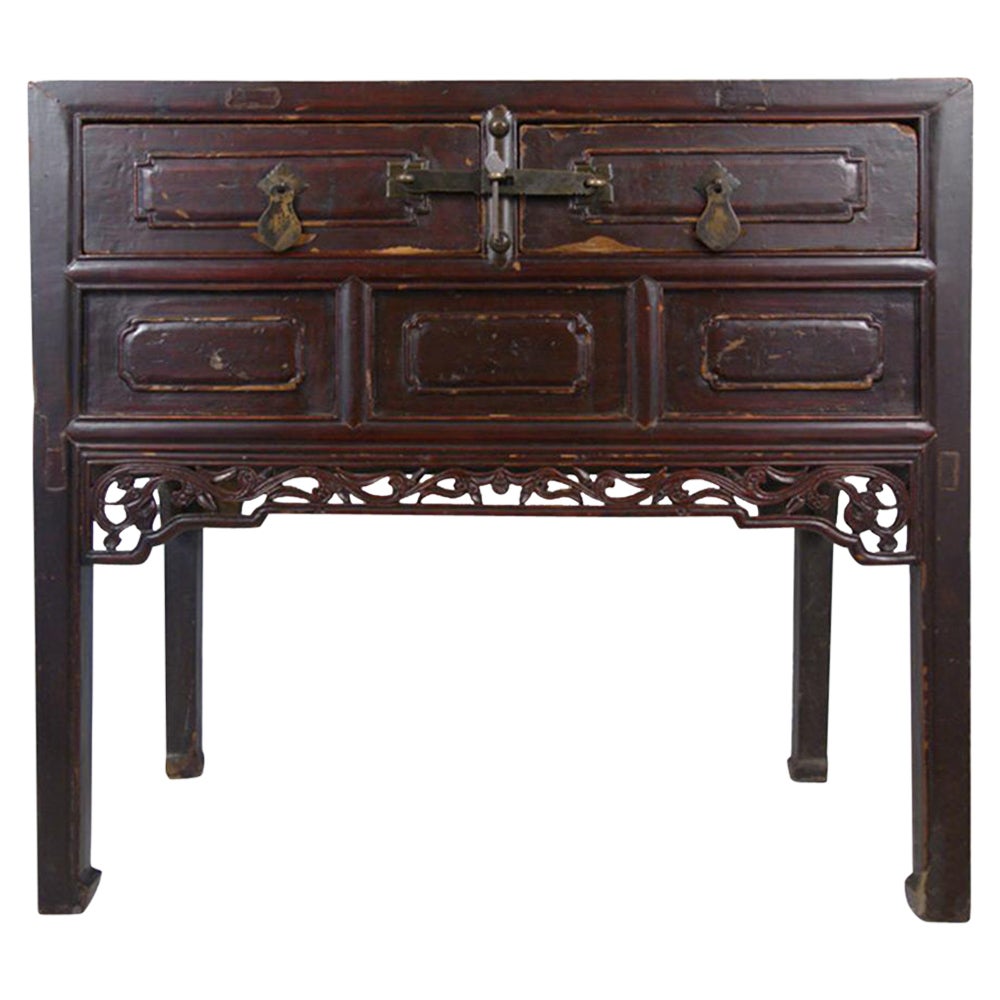 Table d'appoint chinoise ancienne à 2 tiroirs sculptée de la fin du XIXe siècle