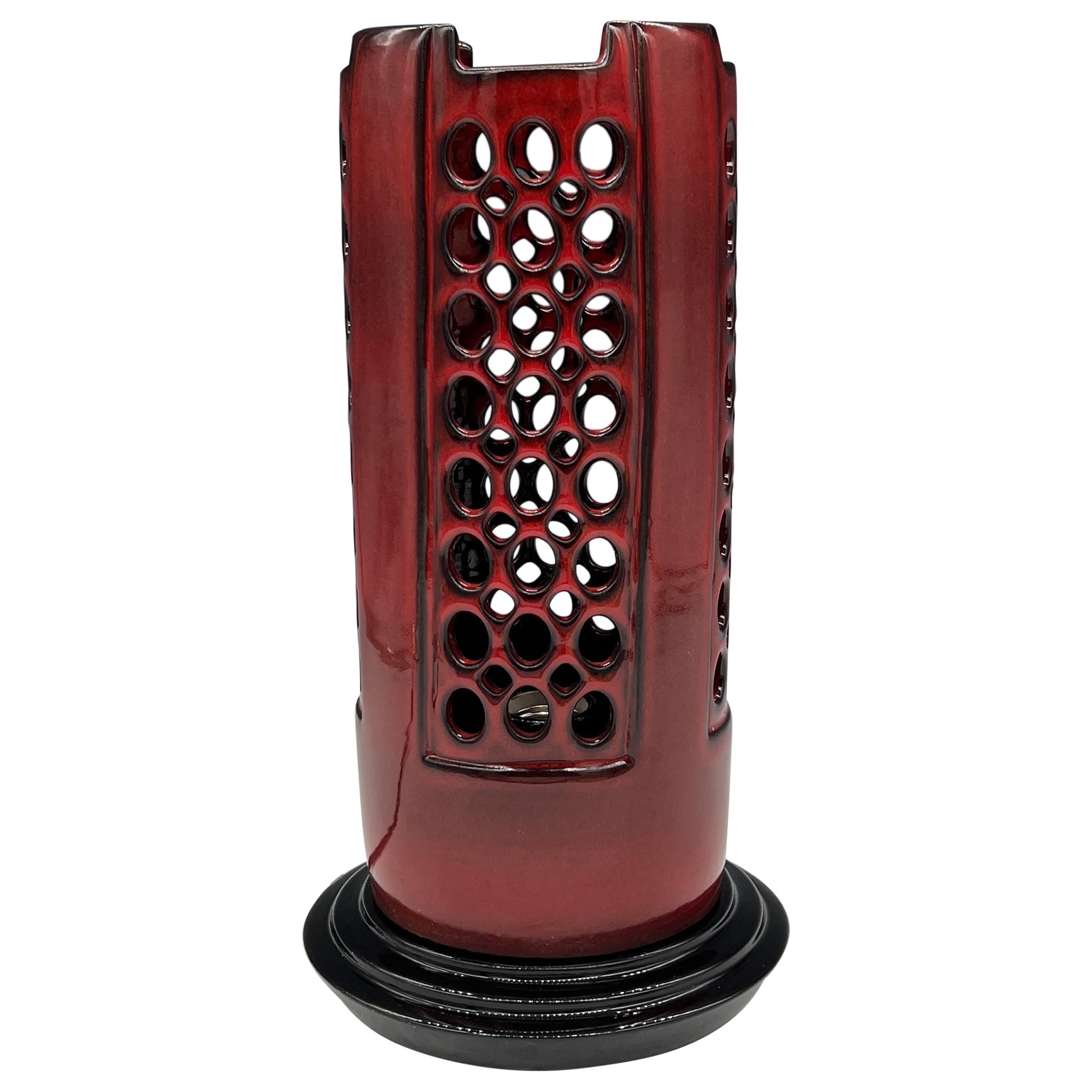 Rote Deko-Tischlampe mit durchbrochenem Rand