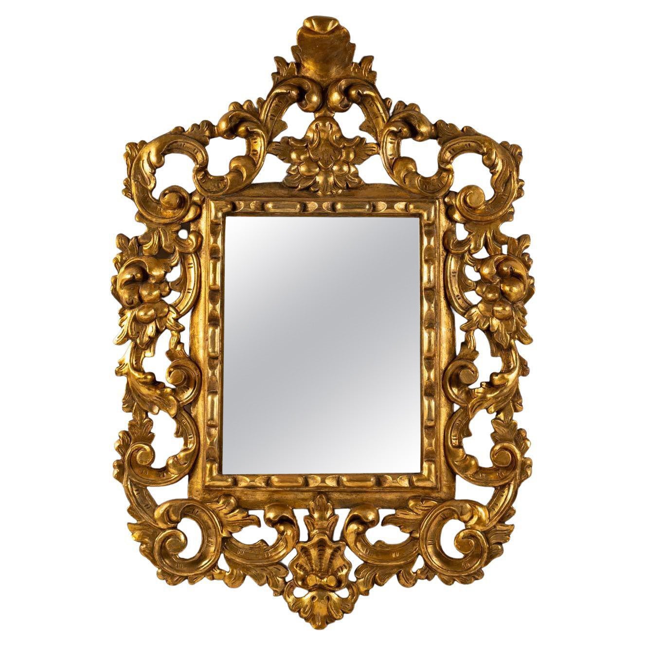 Miroir italien en bois sculpté et doré