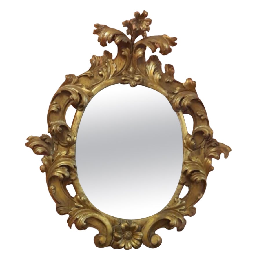 Grand miroir ovale sculpté et doré, 17ème siècle en vente