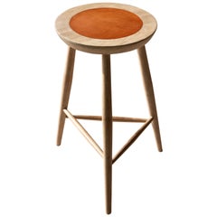 Tabouret de comptoir Balboa de style moderne en cerisier blanchi avec incrustation en cuir