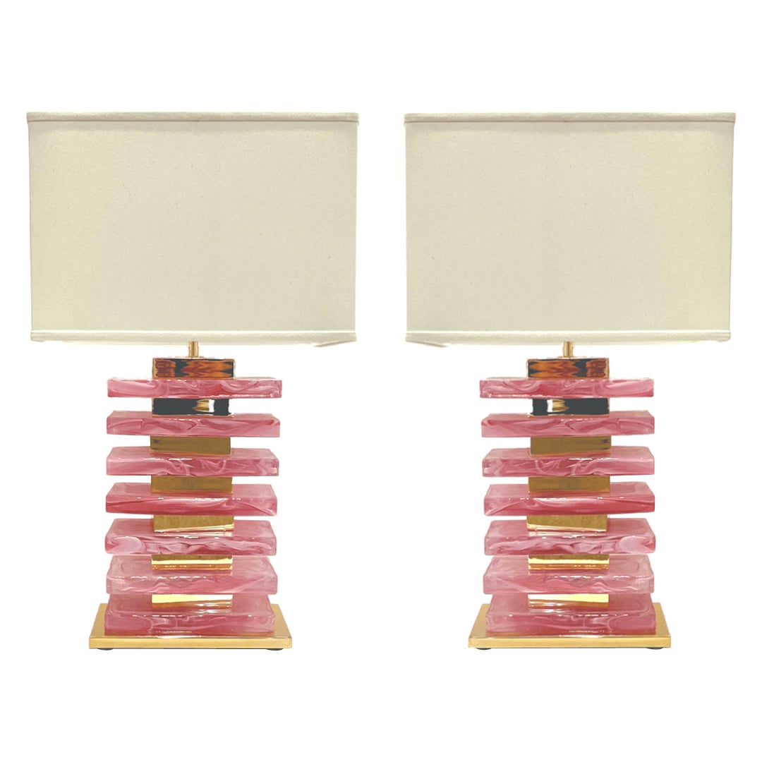 Modernes italienisches architektonisches urbanes Design-Lampenpaar aus rosa Muranoglas und Messing