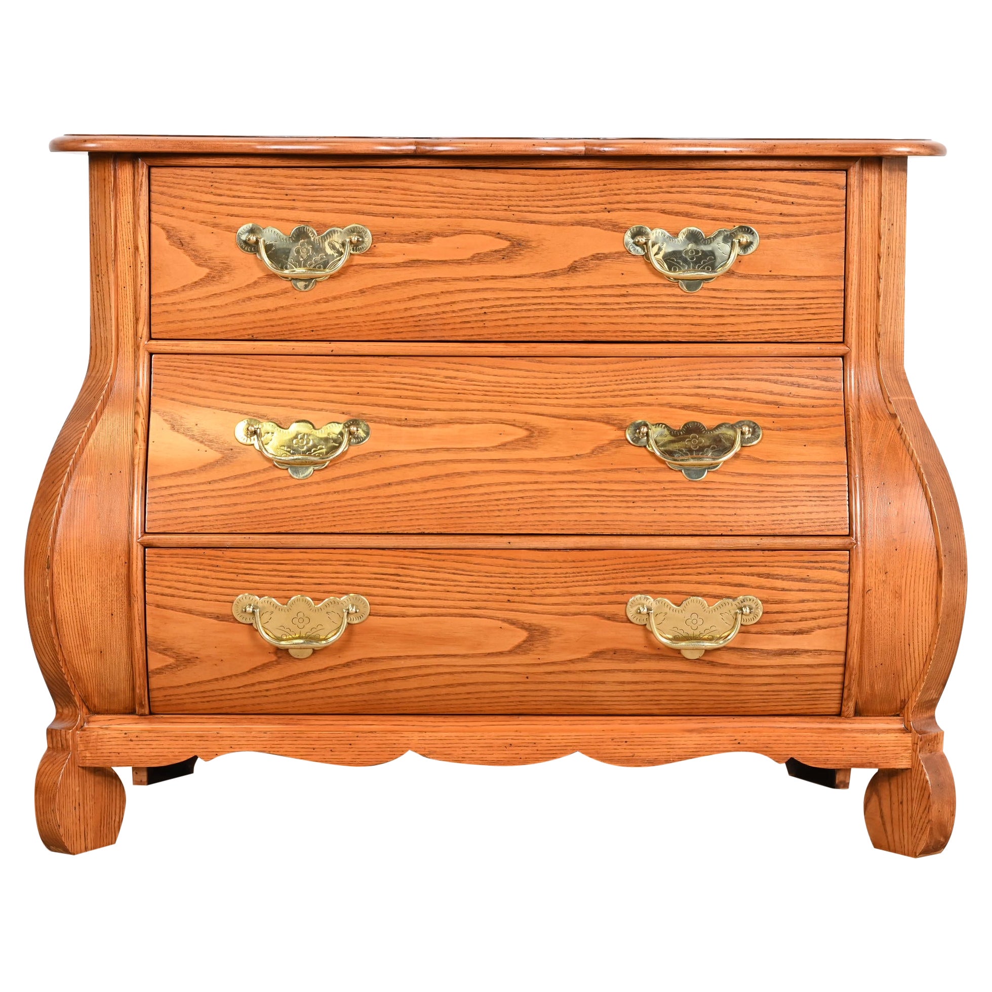Baker Furniture commode provinciale française en chêne Bombay de style Louis XV, nouvellement revernie