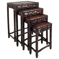 Ensemble de 4 tables gigognes chinoises en bois de rose avec décoration en frise sculptée