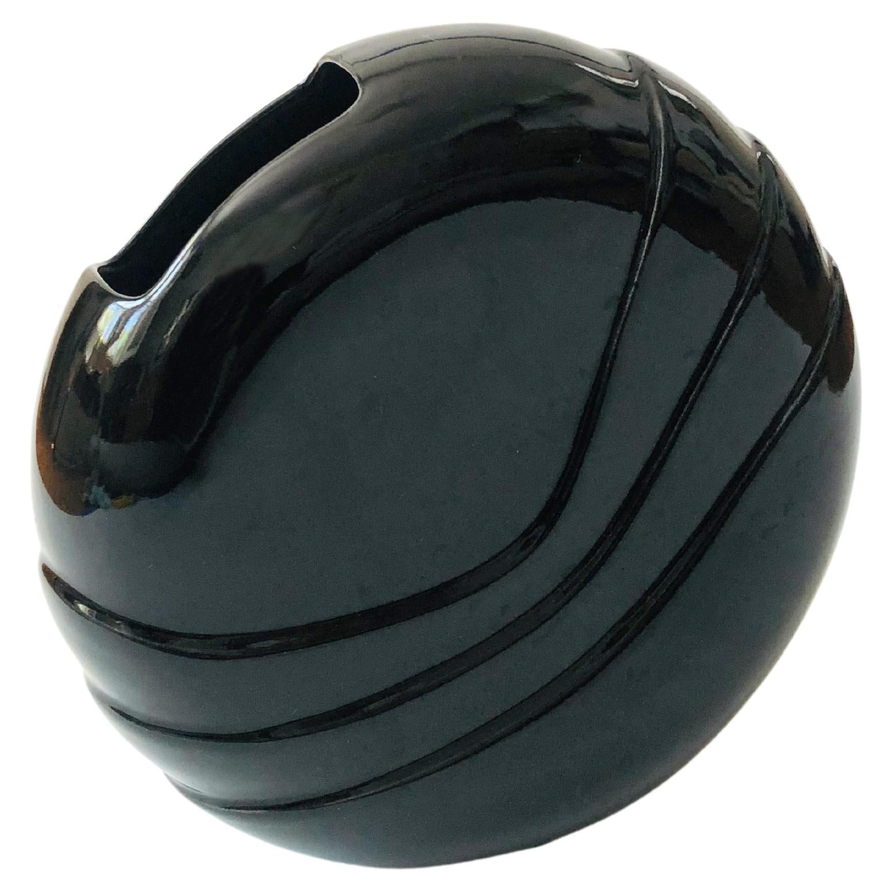 Moderne schwarze runde Vintage-Vase mit Prägung aus den 80er Jahren