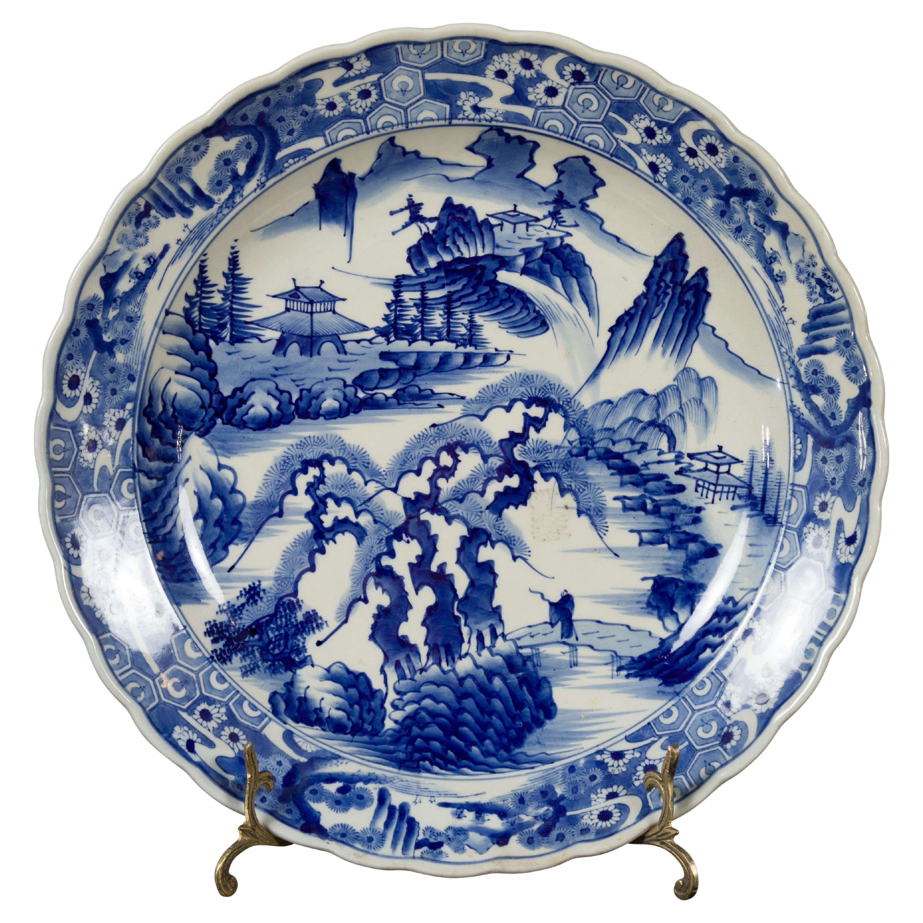 Plato japonés de porcelana Imari del siglo XIX con decoración pintada en azul y blanco