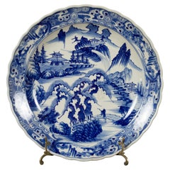 Plato japonés de porcelana Imari del siglo XIX con decoración pintada en azul y blanco