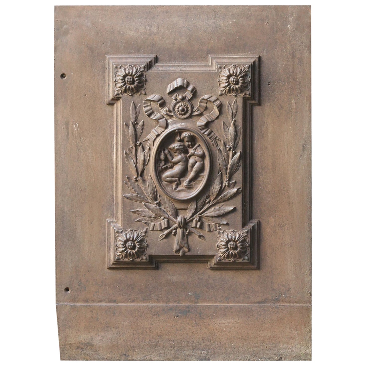 Plaque de cheminée / crédence de style néoclassique français « Cupidons avec décoration » en vente