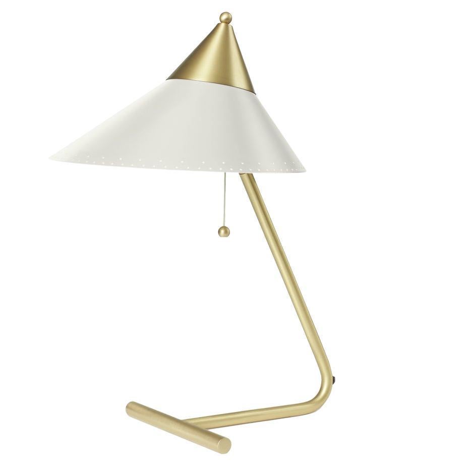 Lampe de bureau blanche chaude à plateau en laiton par Warm Nordic en vente