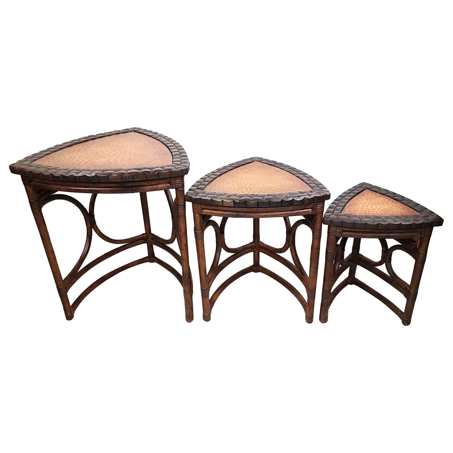 Tables gigognes vintage en bambou, rotin, coquille de noix de coco et autruche, lot de 3