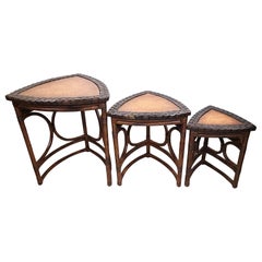 Tables gigognes vintage en bambou, rotin, coquille de noix de coco et autruche, lot de 3