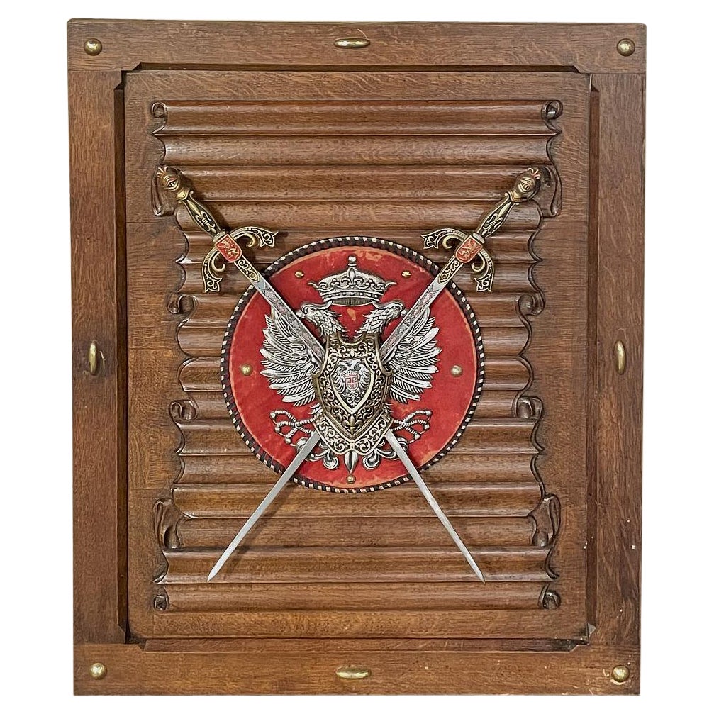 Antike gotische Anzeigetafel mit Schwertern und doppelköpfigem Adler im Angebot