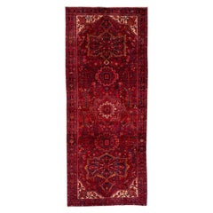 Tapis de couloir en laine rouge antique persan Heriz fait à la main avec médaillon