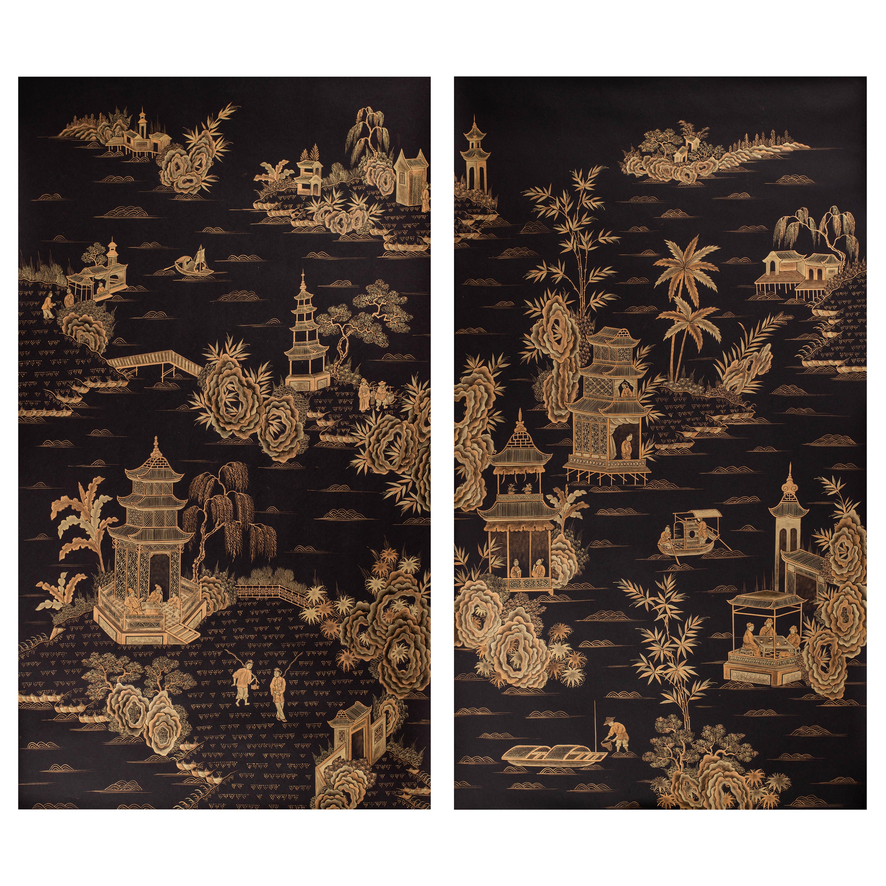 Paire de panneaux de papier peints à la main de style chinoiseries représentant des pavillons dorés sur noir