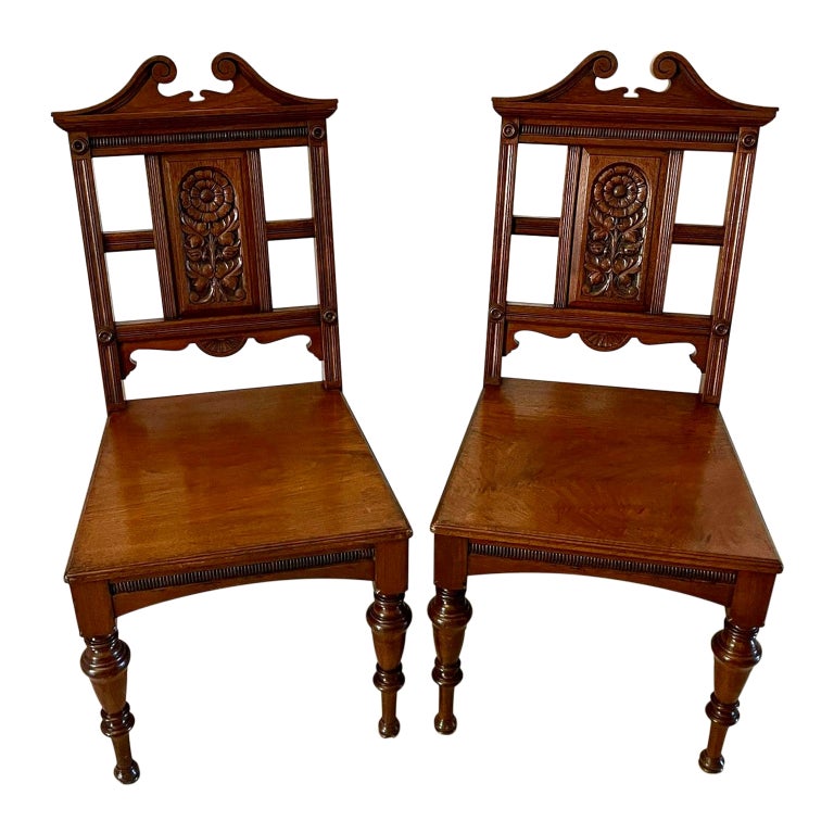 Paire de chaises d'entrée anciennes de qualité en noyer sculpté - En vente  sur 1stDibs