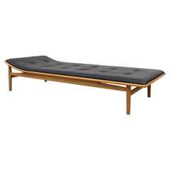 Kurt Østervig Modello 311 Riedizione del letto da giorno in pelle nera e trapuntata con struttura in Oak.