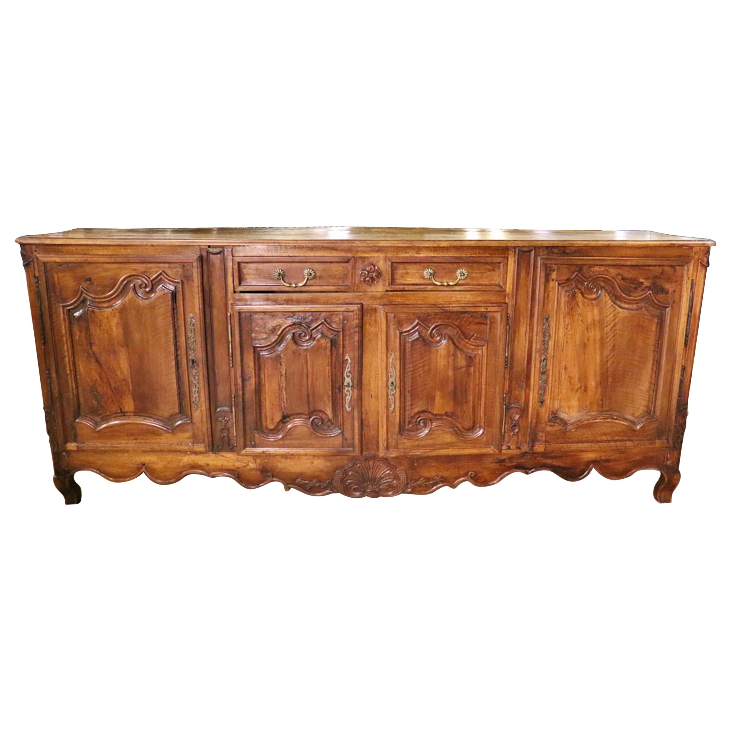 Buffet de style provincial français en noyer figuré de qualité supérieure Circa 1920 en vente