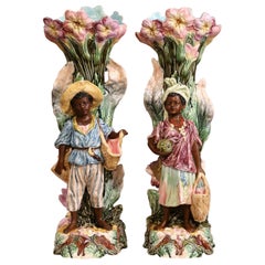 Paar französische handbemalte Barbotine-Vasen aus Keramik des 19. Jahrhunderts
