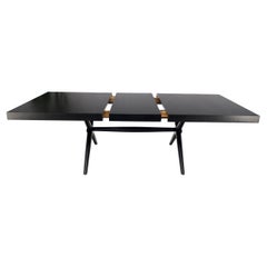 Table à manger à tréteaux Gibbings en laque noire à une feuille et base en X par Widdicomb Mint