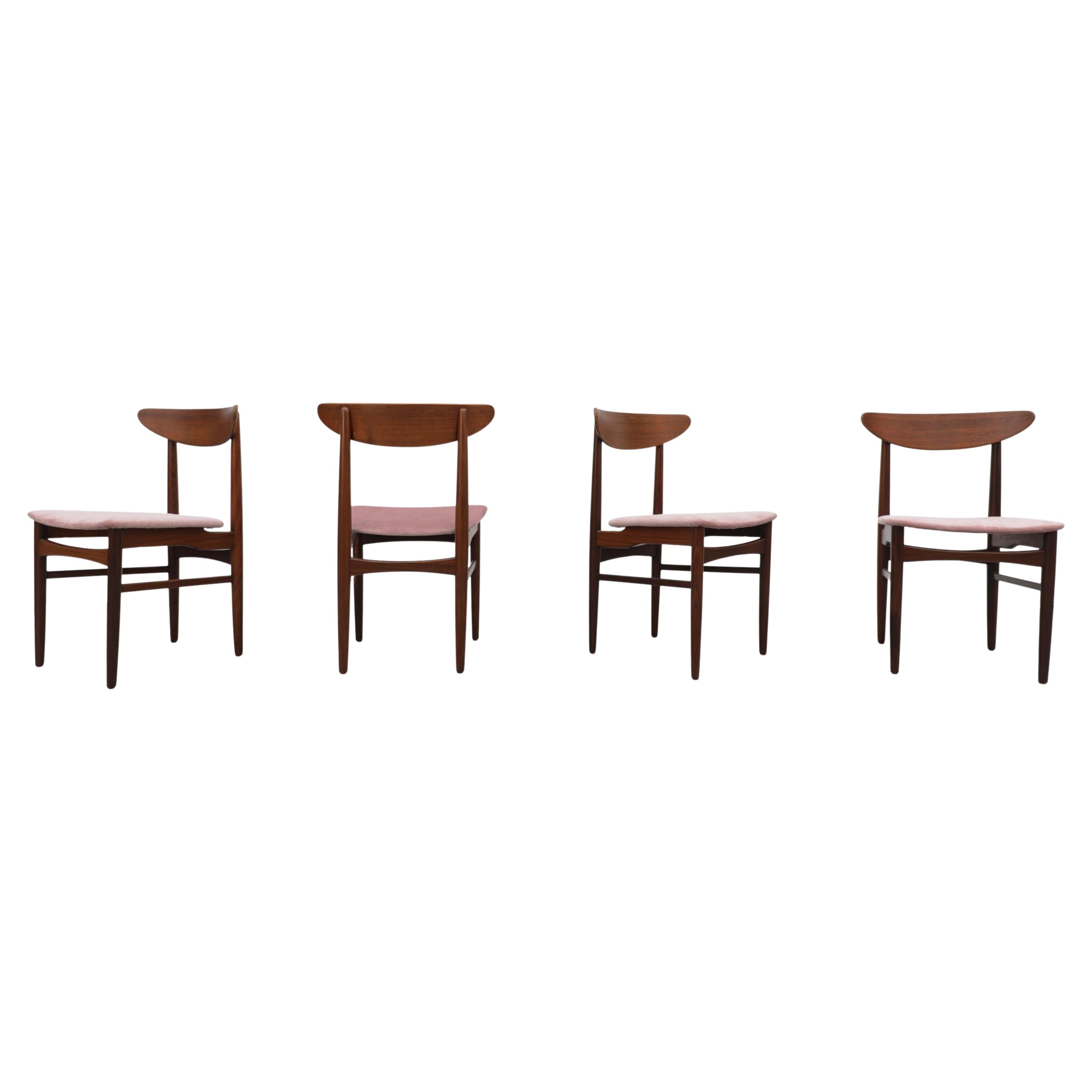 Ensemble de 4 chaises de salle à manger en teck de style Wegner du milieu du siècle avec sièges en velours rose en vente