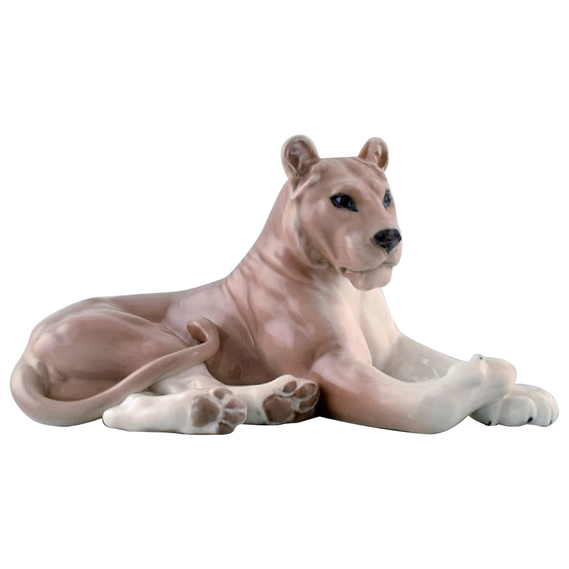 Figurine en porcelaine de la Royal Copenhagen représentant une lionne en vente