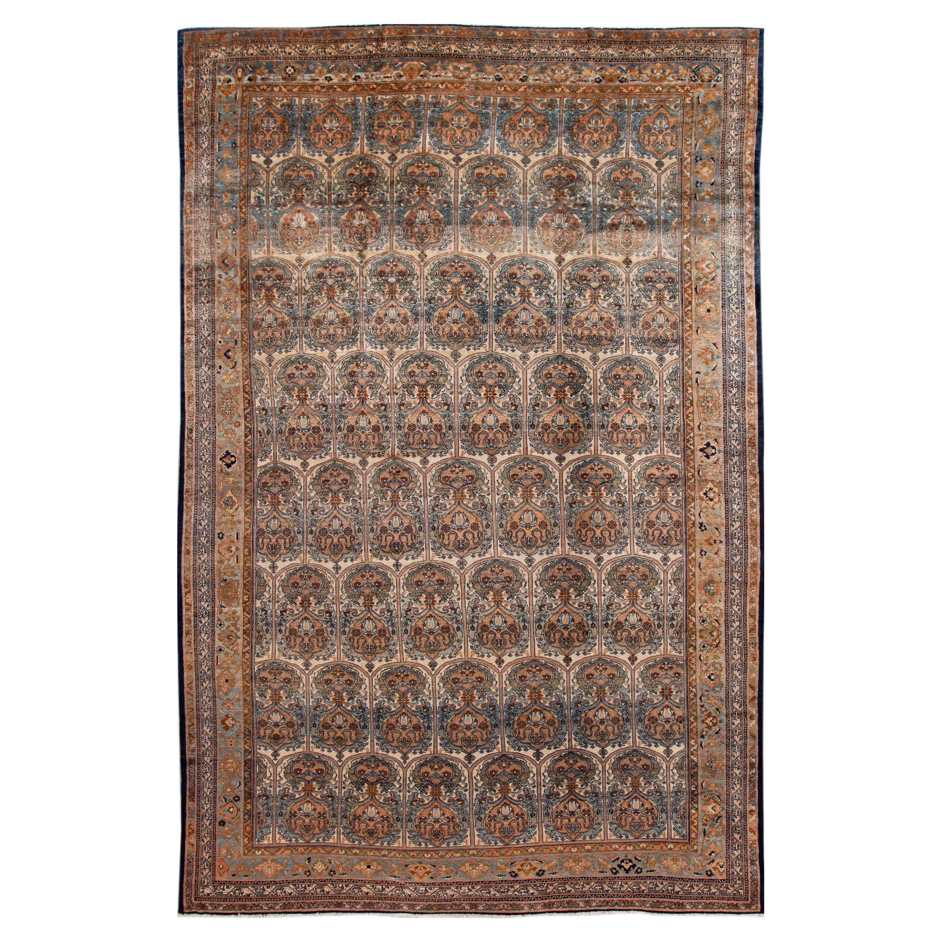 Tapis Bibikabad ancien en laine persane beige fait à la main avec motif sur toute sa surface