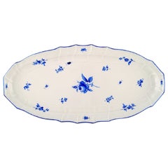 Grand plat à poisson de Meissen en porcelaine, peint à la main avec des roses bleues et des scarabées