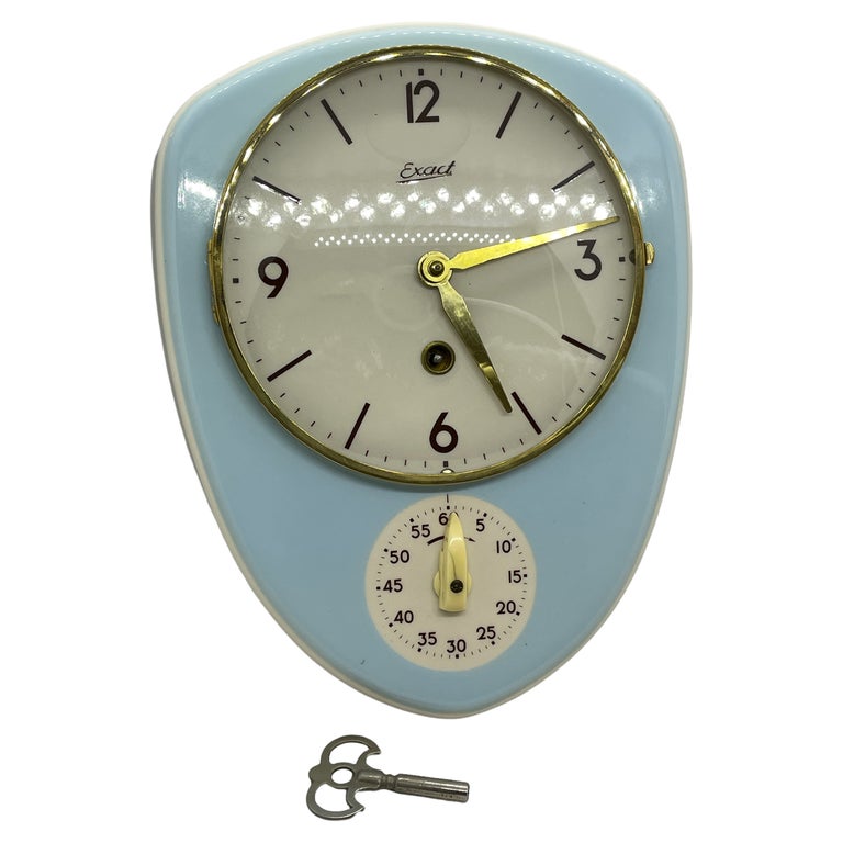 Horloge de cuisine en céramique bleue et blanche, horloge murale du milieu  du siècle exacte, Allemagne En vente sur 1stDibs