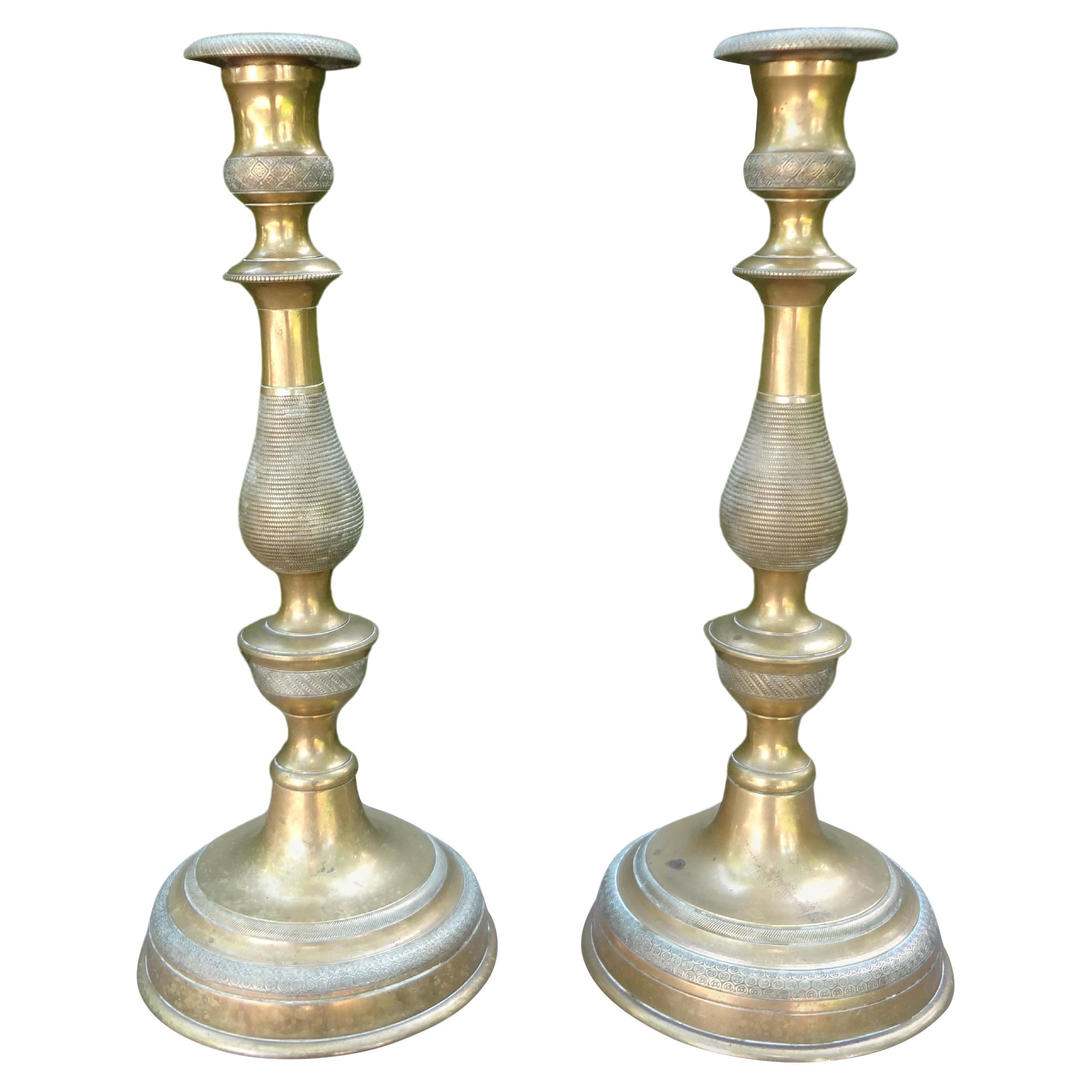 Coppia di candelieri francesi in bronzo in stile Luigi XVI del XIX secolo