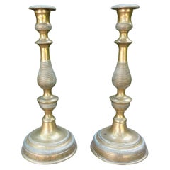 Pareja de candeleros de bronce franceses del siglo XIX, estilo Luis XVI