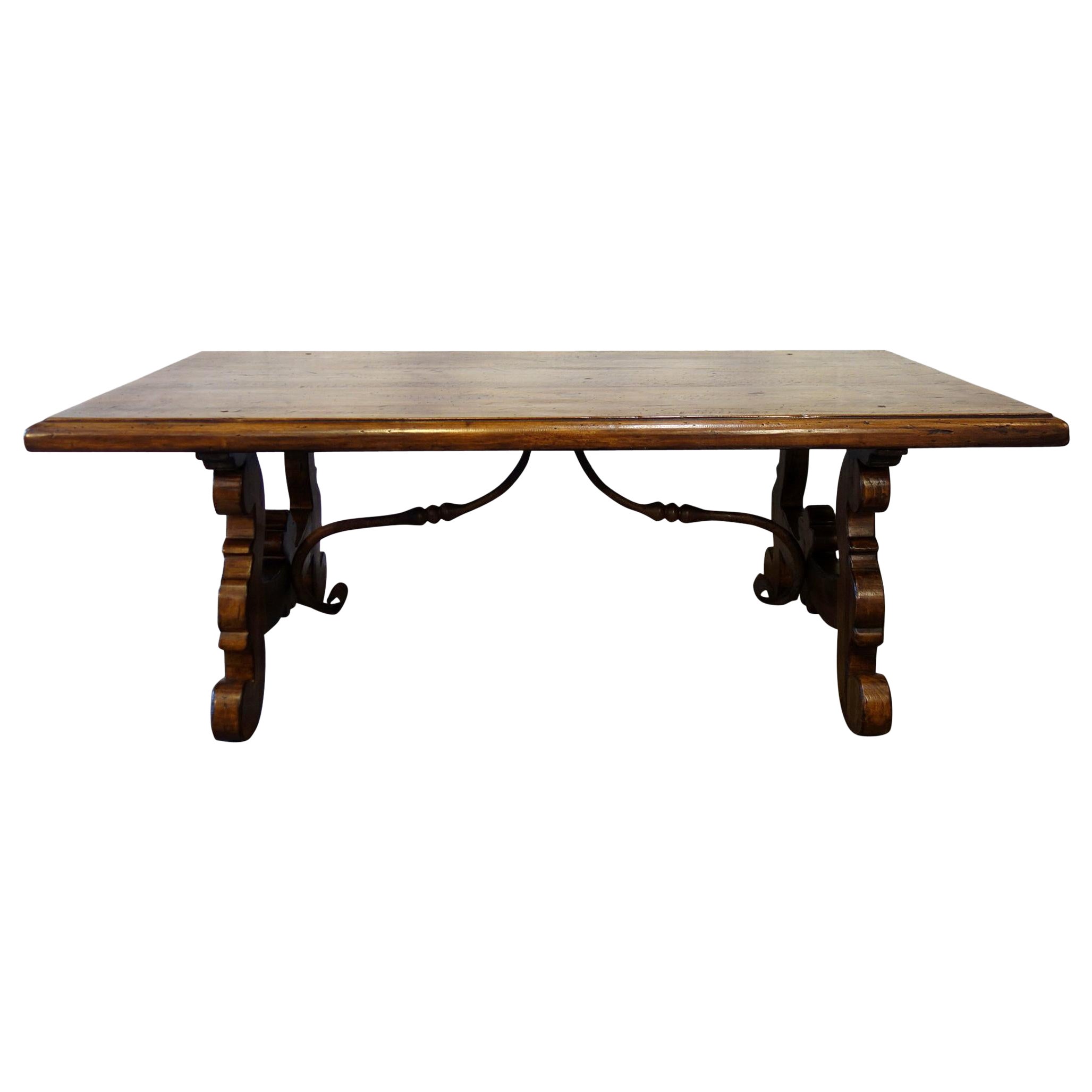 Table basse 60x34 en noyer massif de style italien du 17ème siècle options de finition et de taille