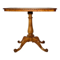 Ancienne table d'échecs anglaise en noyer ronce, Circa 1870.