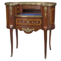 Frühes 20. Jh. Französischer Louis XV-Schreibtisch aus geschnitztem Mahagoni und mit Marmorplatte