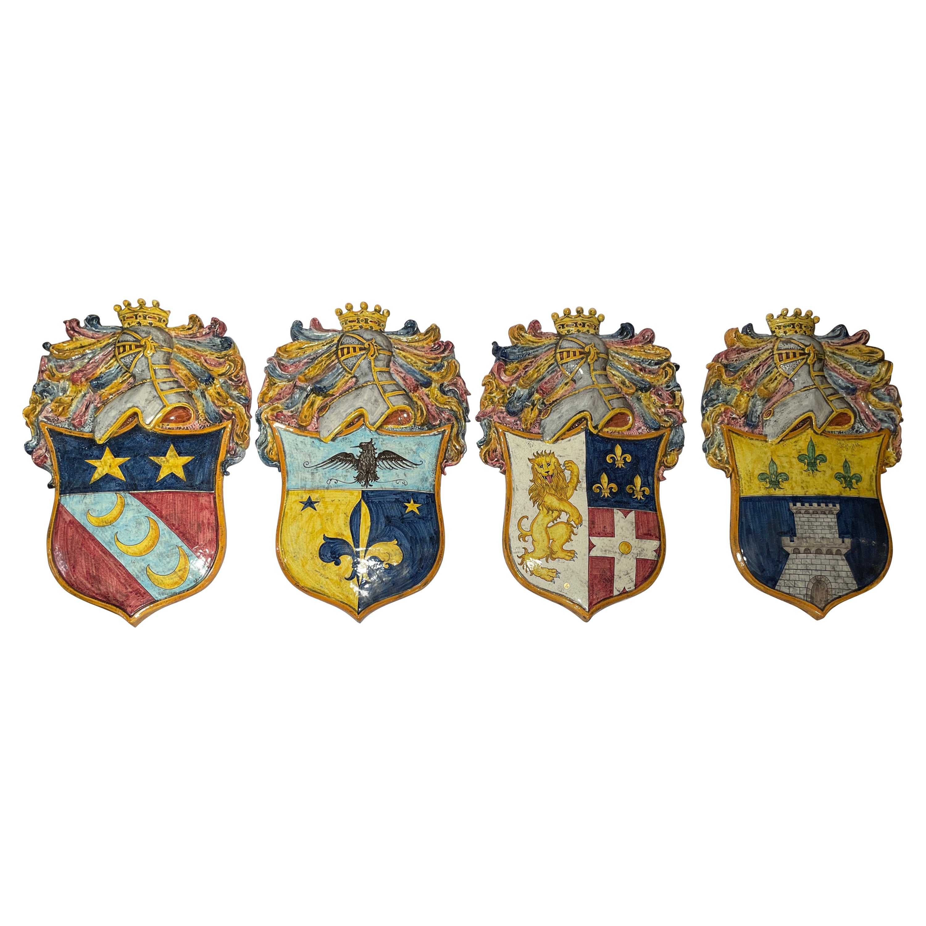 Set von vier farbenfrohen Wappen-Wandtafeln aus französischem Fayence-Porzellan mit bunten Wappen