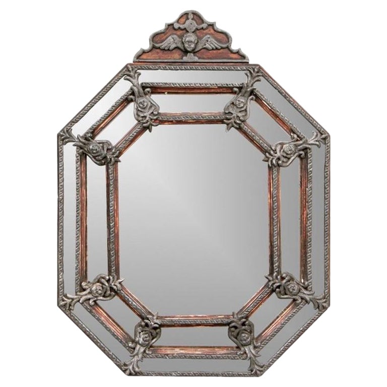 Miroir octogonal ancien décoré d'un ange ailé en vente