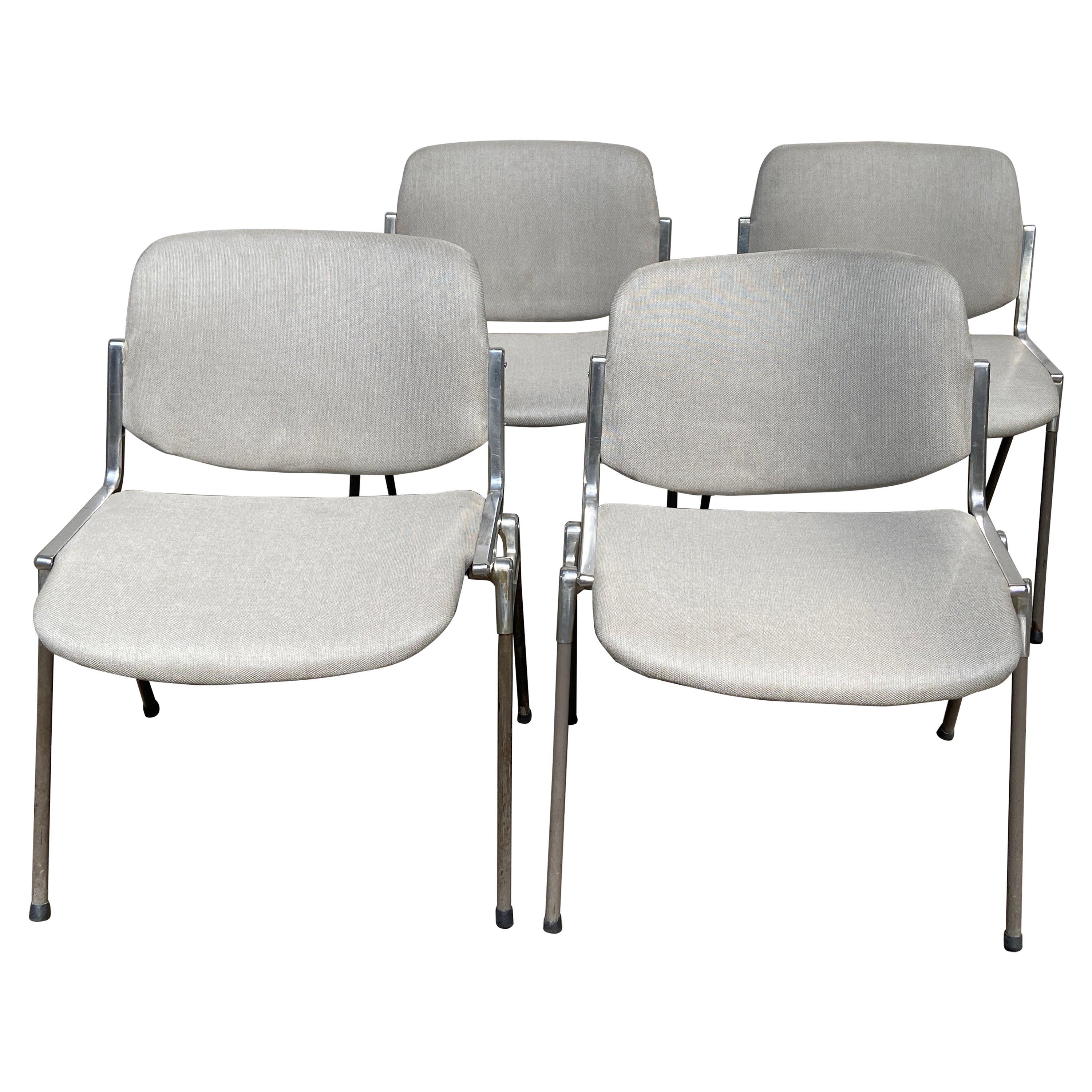Ensemble de quatre chaises italiennes Dsc 106 de style mi-siècle moderne par Anonima Castelli, années 1960