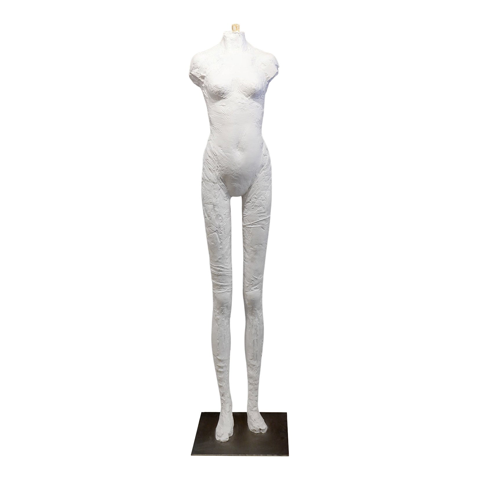 Grande sculpture texturée d'une femme aux pieds exagérés dans le style de Manuel Neri en vente