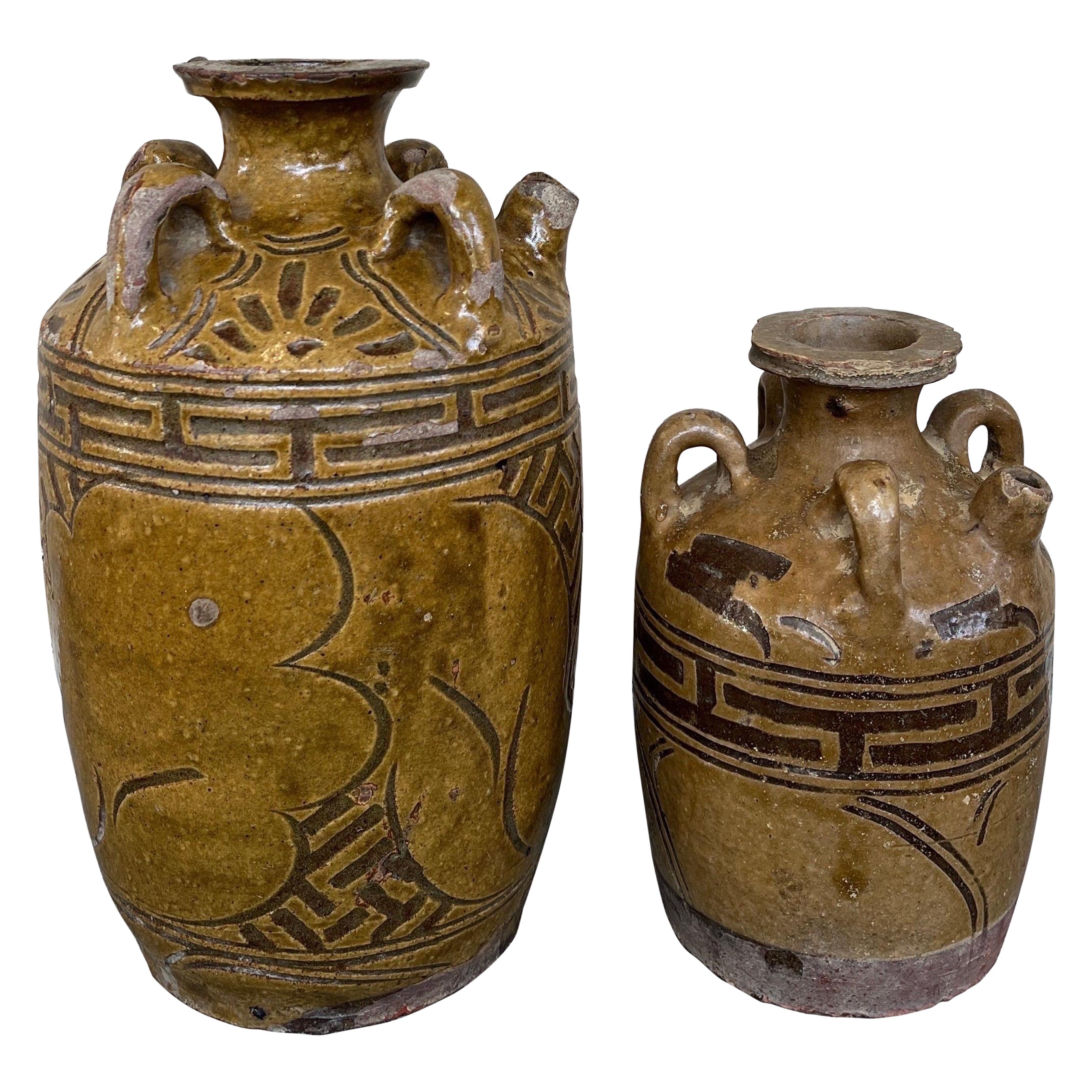 Ensemble de deux chinois anciens  Vases à vin céramique en vente
