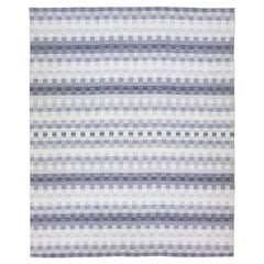 Tapis Kilim moderne bleu à tissage plat en laine ivoire et grise avec motif géométrique sans couture