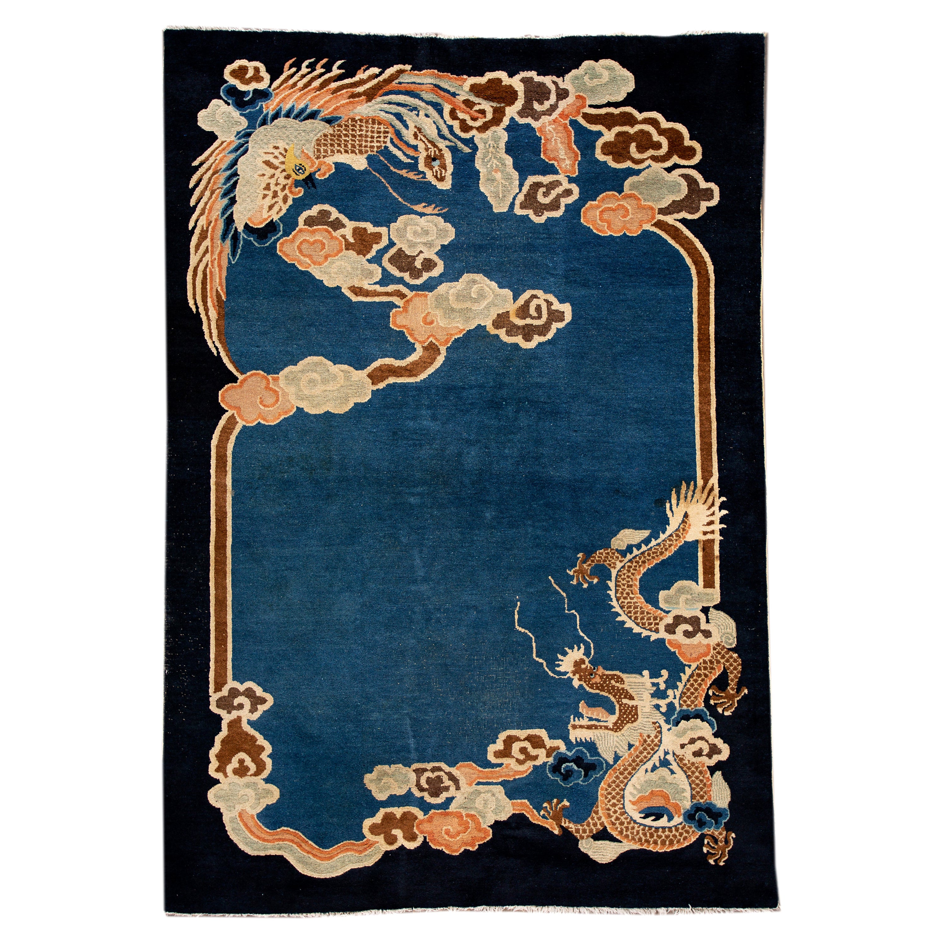 Tapis chinois ancien en laine de Pékin de la fin du XIXe siècle à motif de dragon bleu en vente