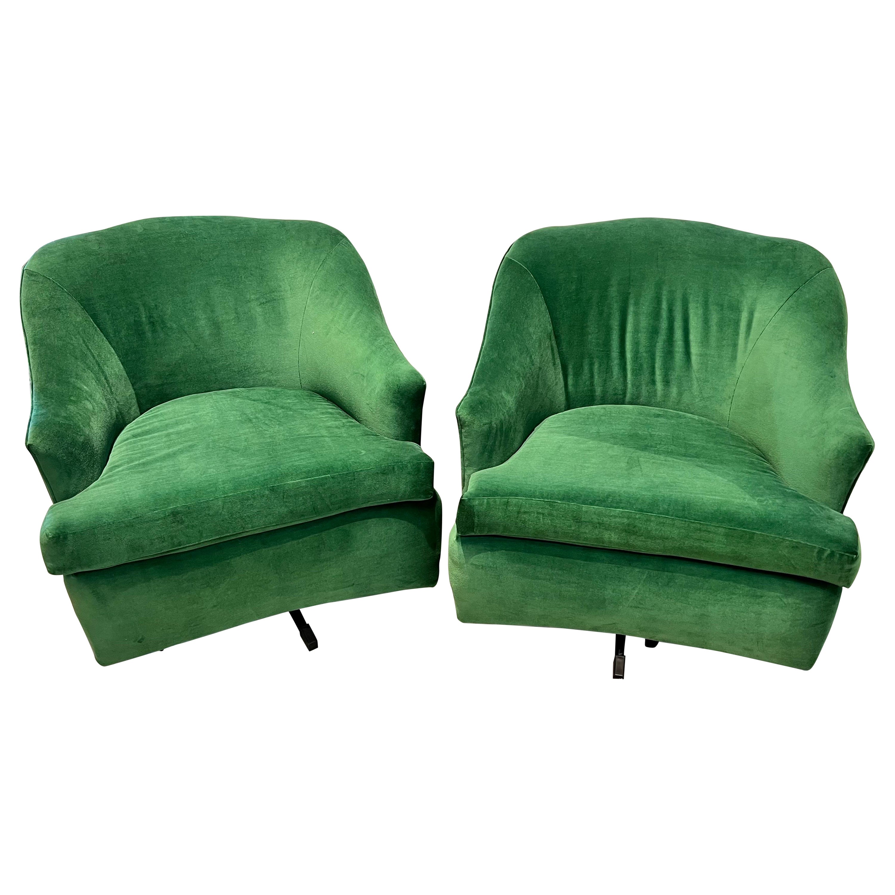 Paire de fauteuils club pivotants en velours vert émeraude nouvellement tapissés en vente