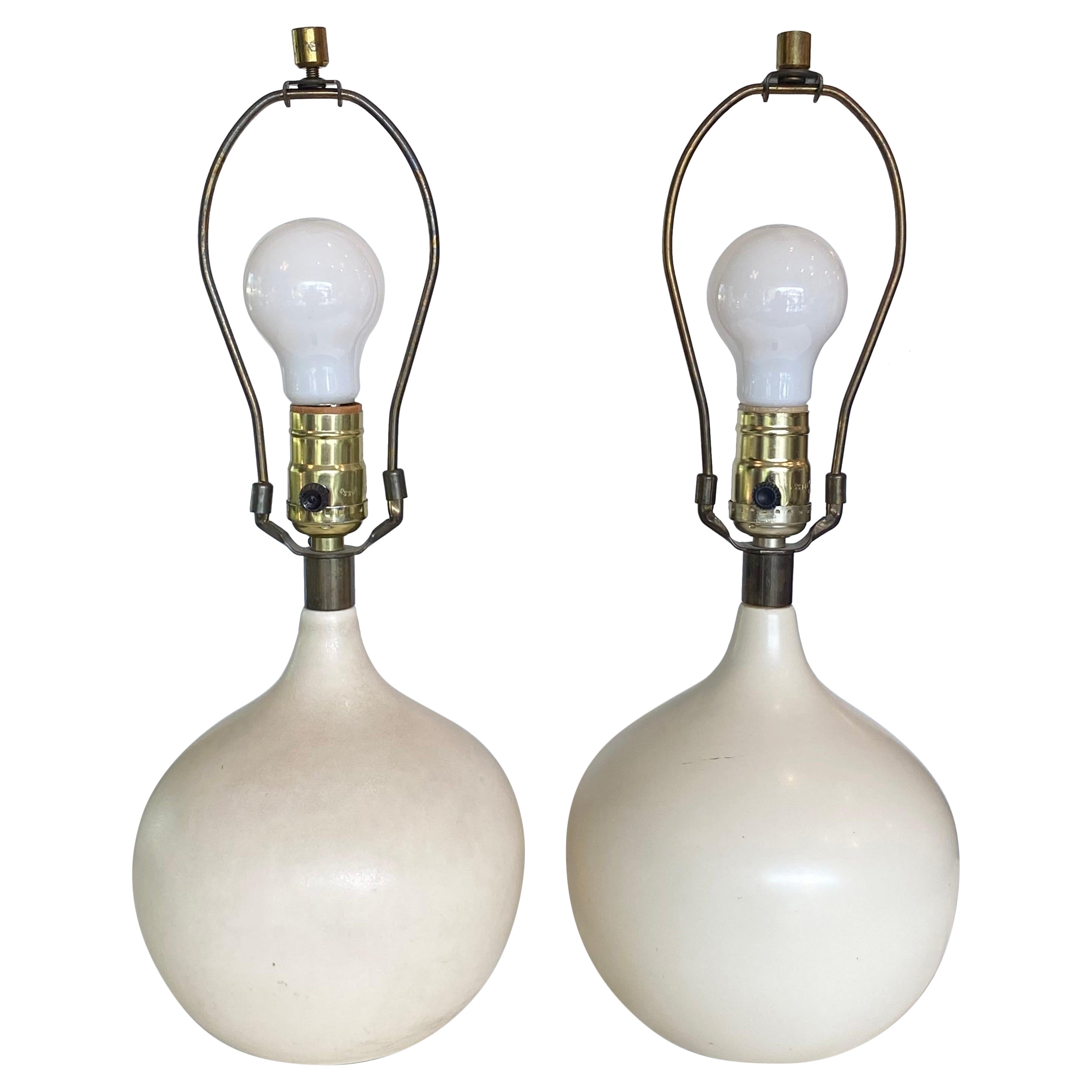 Paire de lampes de table Lotte and Gunnar Bostlund à glaçure crème en vente