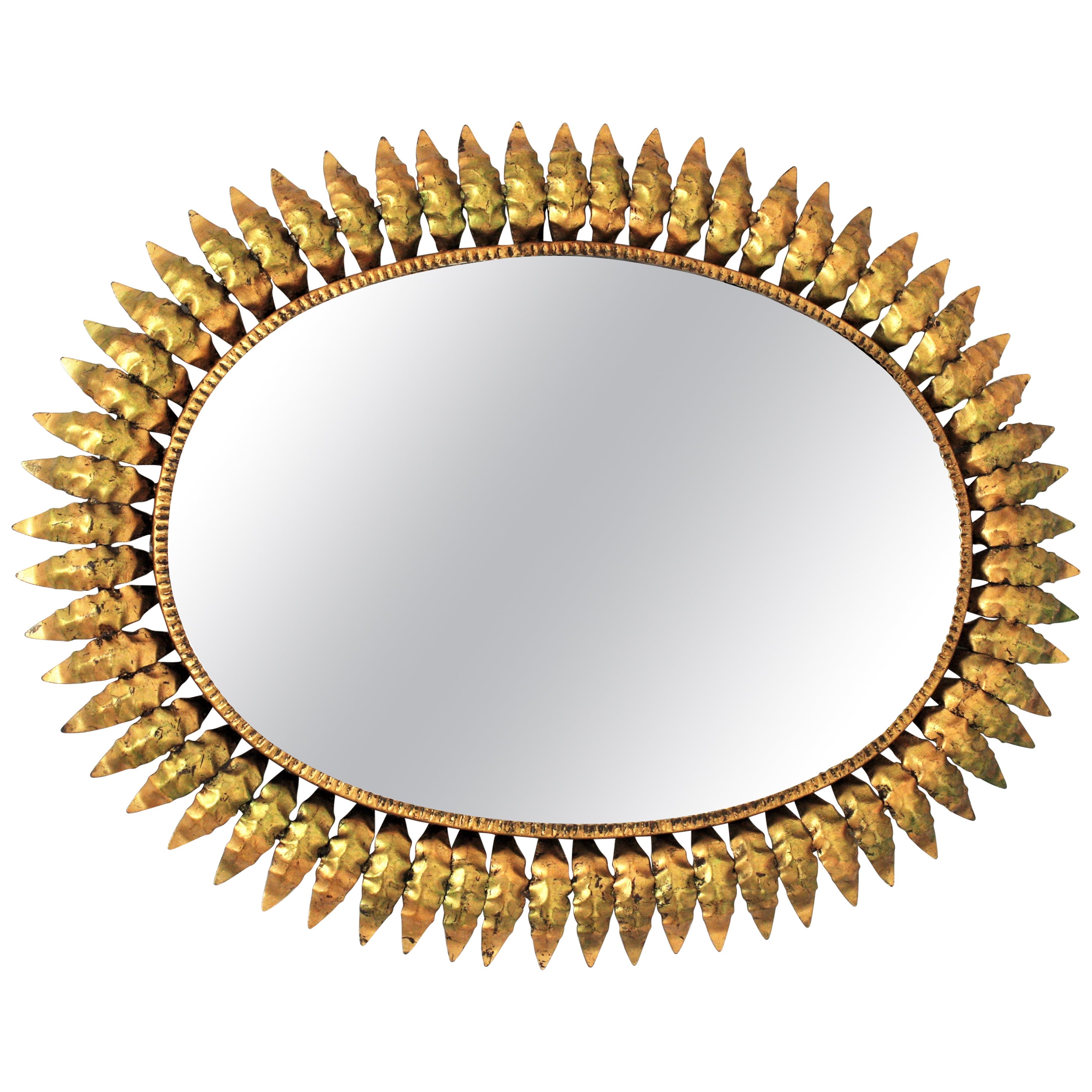 Spanischer ovaler Spiegel mit Sonnenschliff aus vergoldetem Eisen, 1950er Jahre