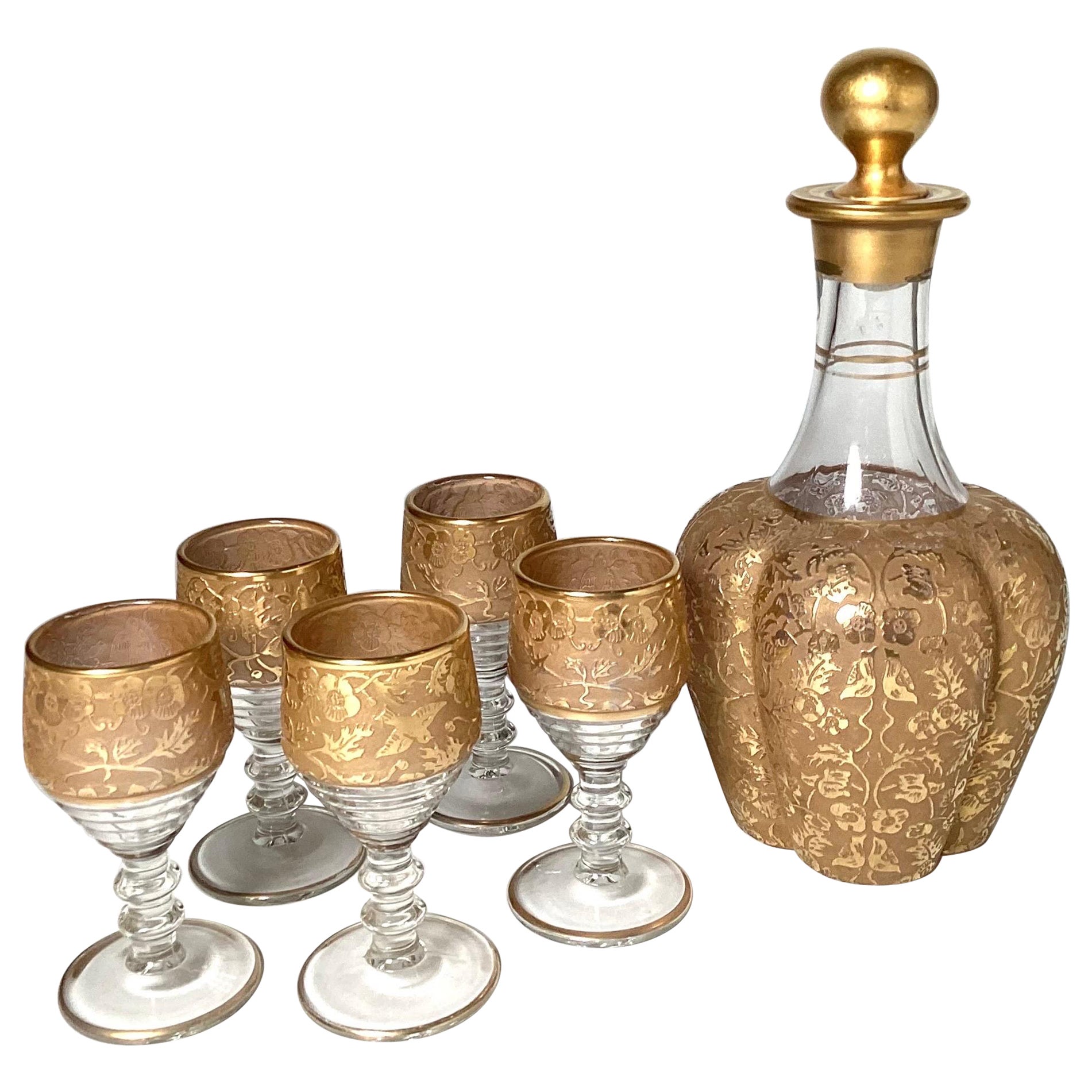 Decanter per cordiali in vetro dorato e inciso con 5 bicchieri