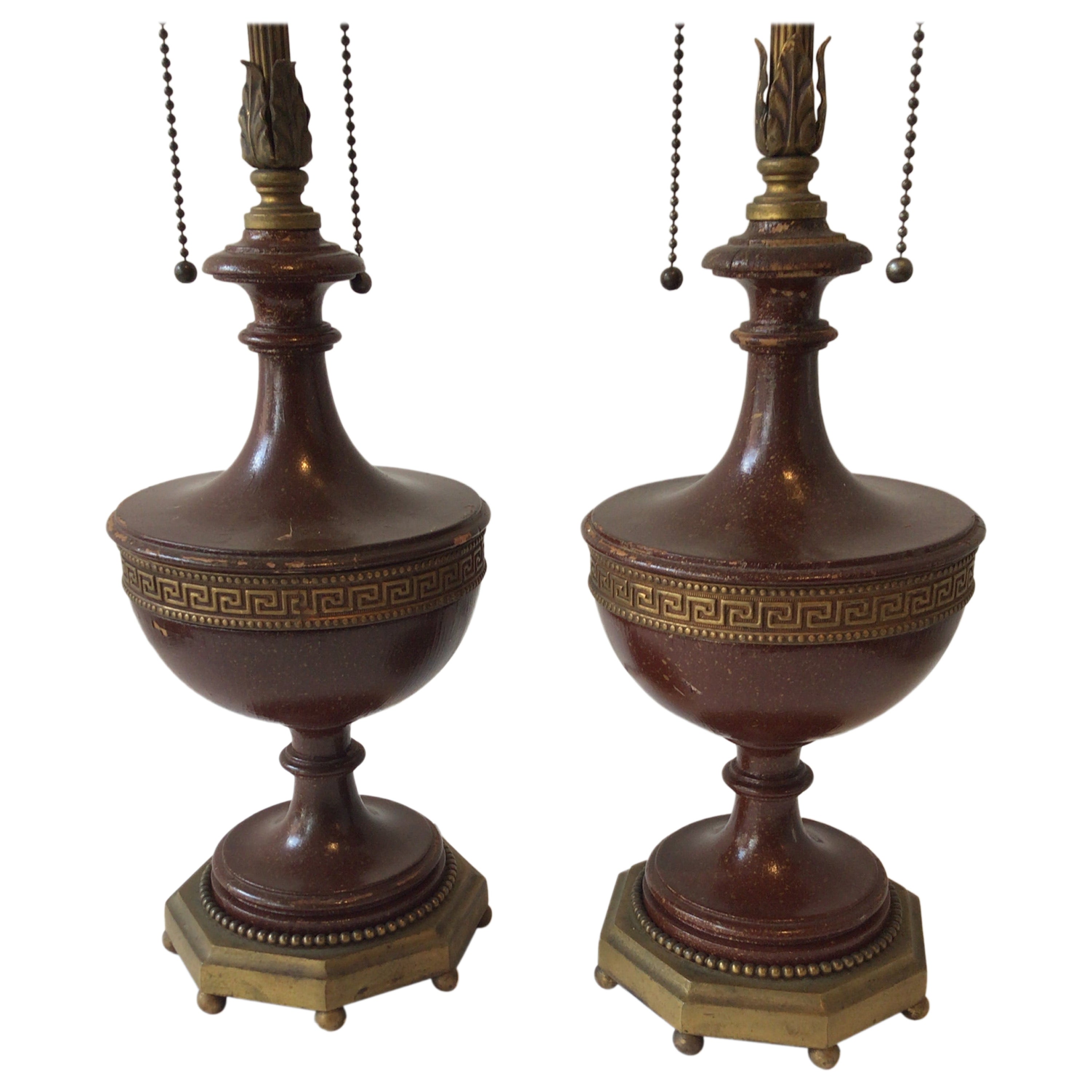 Paire de lampes en bois à motif de clé grecque des années 1920