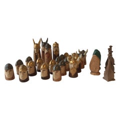 Pezzi di scacchi vichinghi in ceramica del 1950 con un pezzo mancante